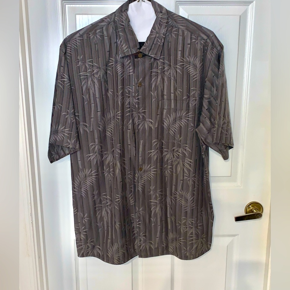 Tommy Bahama men’s shirt, short sleeves with carved buttons.
